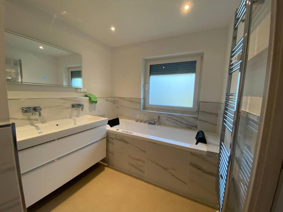 Luxury Apartment With Air Conditioning & Jaccuzzi Near Frankfurt Wiesbaden Hofheim am Taunus Buitenkant foto
