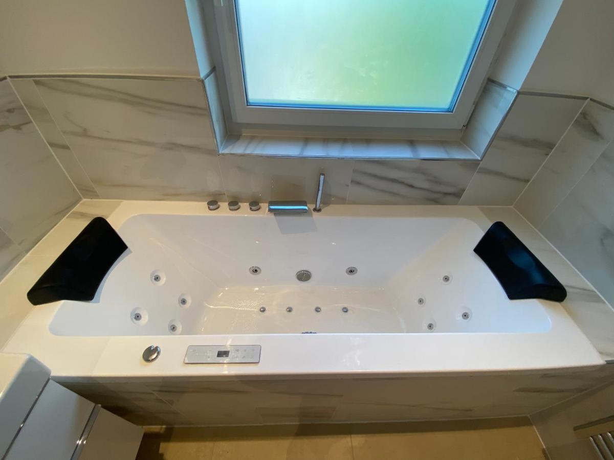 Luxury Apartment With Air Conditioning & Jaccuzzi Near Frankfurt Wiesbaden Hofheim am Taunus Buitenkant foto